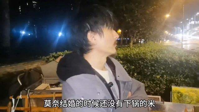 上海街头流浪画家收入微薄，坚信自己能像莫奈塞尚一样苦尽甘来 смотреть онлайн