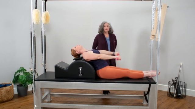 Classical Pilates Arm Series on the Spine Corrector | Contrology® Exercise Break смотреть онлайн