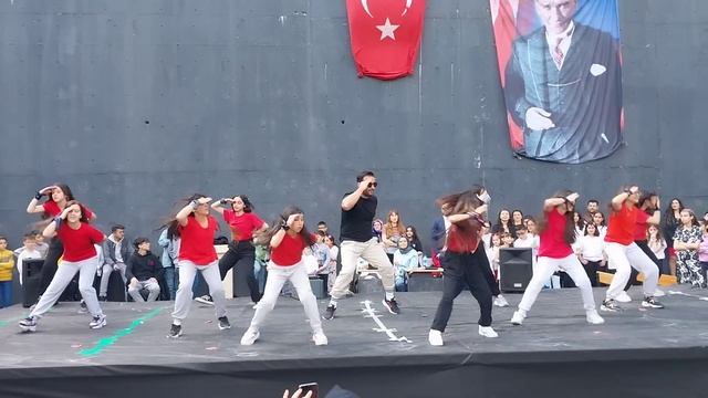 23 Nisan Gösterisi | Zumba Dans | Papaoutai | Zübeyde Hanım Ortaokulu смотреть онлайн
