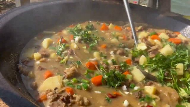 好久没吃大锅饭，今天搞个土豆炖牛肉，肉鲜块大火候足，闻着都馋