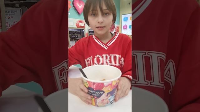 Обзор. Случайно попали в Саммер Лов и попробовали наконец-то замороженный йогурт с посыпками.