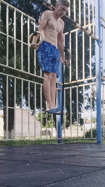 Попробовал передний вис на кольцах #воркаут #мотивация #спорт #турник #подтягивания #калистеника смотреть онлайн