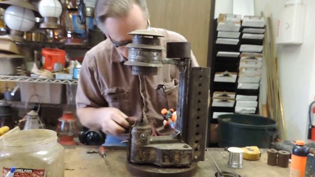 W.T. Kirkman Lanterns: Soldering Techniques on a Dietz 25 Side Lamp смотреть онлайн