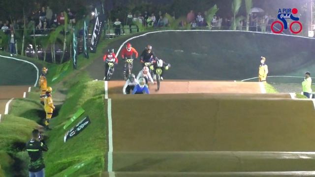 Diego Arboleda campeón del Festival Internacional de las Luces de BMX en Medellin смотреть онлайн