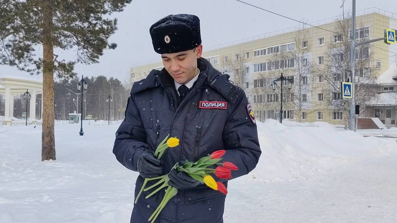 В Югре полицейские поздравляют женщин с 8 марта смотреть онлайн