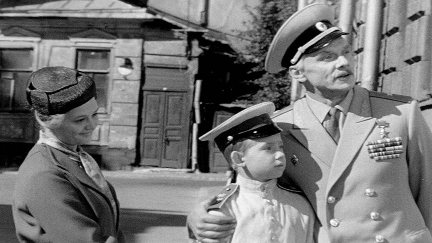 История песни «От героев былых времён» из фильма «Офицеры» 1971 года. смотреть онлайн