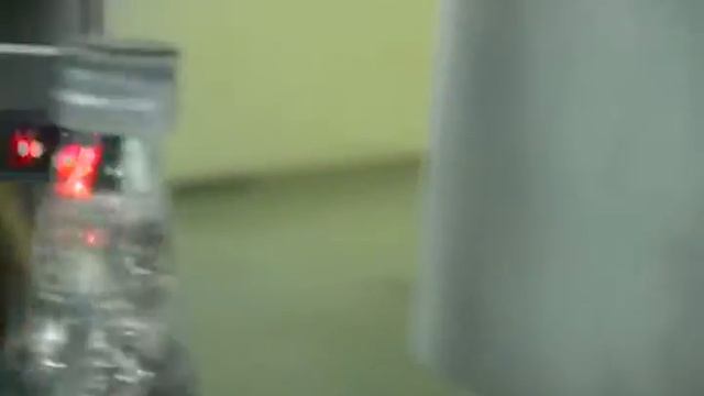 PFM-1: Фасовка жидкости в маленькие бутылки с укупоркой крышкой смотреть онлайн