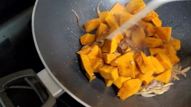 SQUASH ( KALABASA) WITH SARDINES IN SPICY TOMATO SAUCE . смотреть онлайн