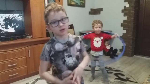 Крутим обруч. 4 года и 7 лет ламба и гелик Влада а4 смотреть онлайн