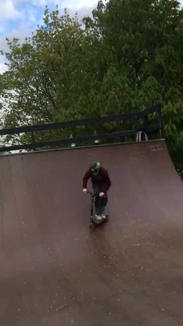 😹 #scooter #banger #barspin #самокат #tricks #scooterstunts #skatepark #трюки #трюкинасамокате смотреть онлайн