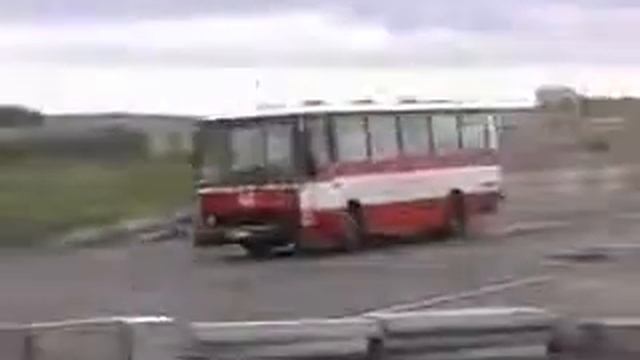 На краш-тесте автобус задавил толпу зрителей(жесть смотреть онлайн