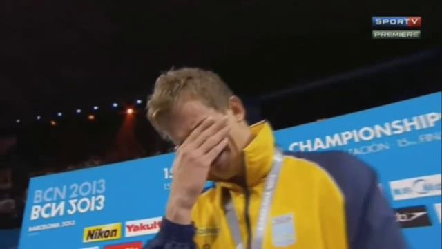 Tricampeão mundial de natação, Cesar Cielo se emociona ao ouvir o Hino Nacional em Barcelona смотреть онлайн
