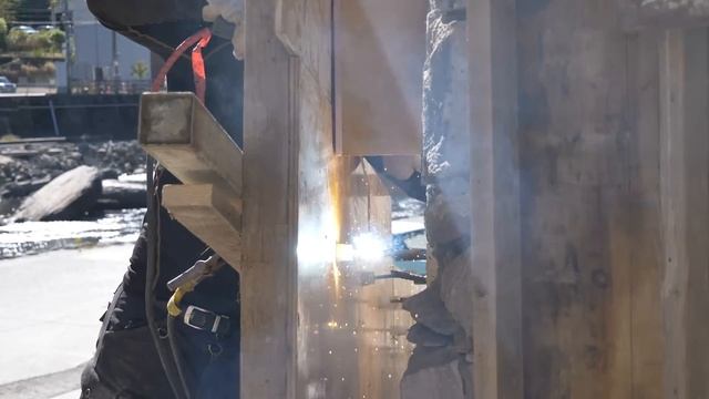 溶接を使った型枠組み立てのプロセス。露出した擁壁と土砂の境界を修復します。【坂道改修工事-Part.2-】 смотреть онлайн