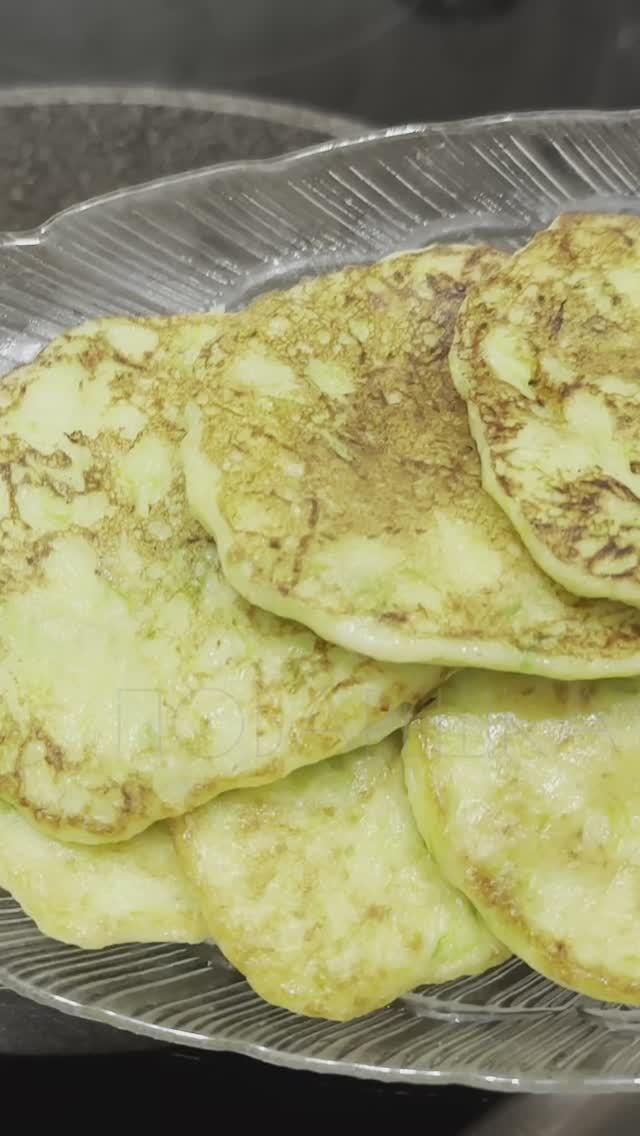 Кабачковые оладьи / Простые кабачковые оладьи на сковороде смотреть онлайн