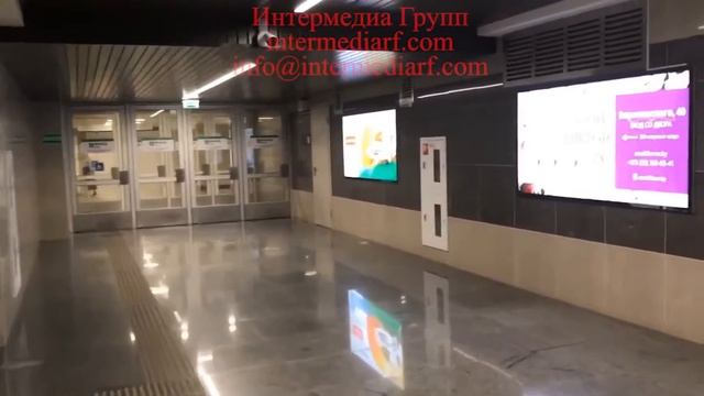 Реклама на экранах в переходах метро