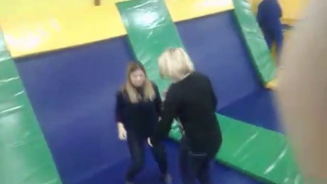 День рождения моего друга. Наши мамы прыгают на батуте. смотреть онлайн