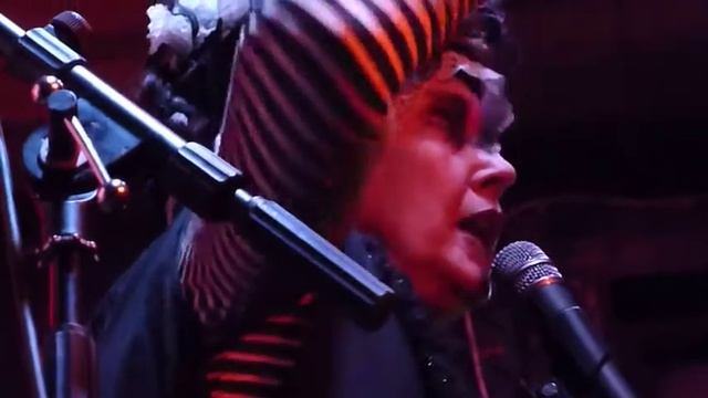 Lene Lovich - Angels (Live) at the 12 Bar Club 2012 смотреть онлайн