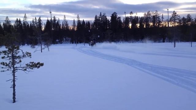 Snowmobile wheelie, Freeride 12 vs Summit X 13 смотреть онлайн