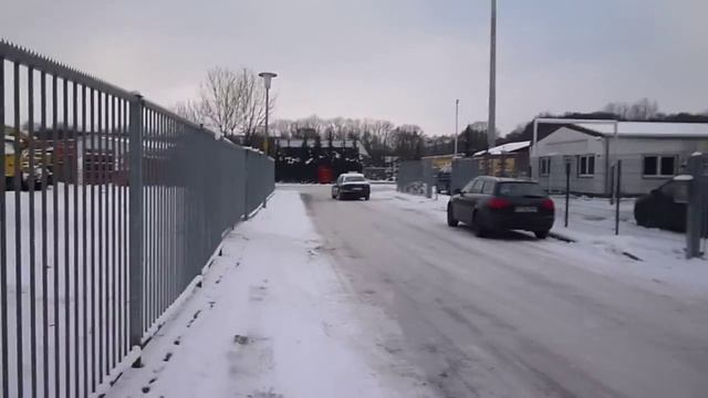 Mercedes 190E 2.6 Sportline sliding through the snow смотреть онлайн