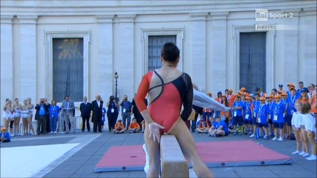 Vanessa Ferrari meets Pope Francis смотреть онлайн
