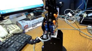 Бионическая рука робота на сервоприводах