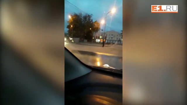 На Уралмаше затопило улицу кипятком смотреть онлайн