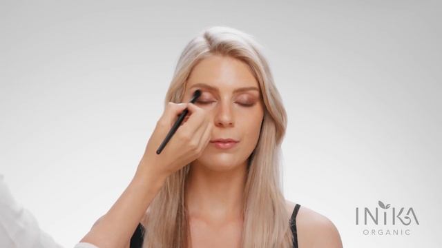 How To: Living Colour Eyeshadow Palette - Blossom | INIKA Organic смотреть онлайн