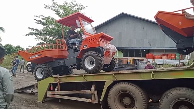 Pengiriman Unit Baru RHINOCEROS R-1500ZL Alat Angkut Sawit Serbaguna.Transport Self loader Hino. смотреть онлайн