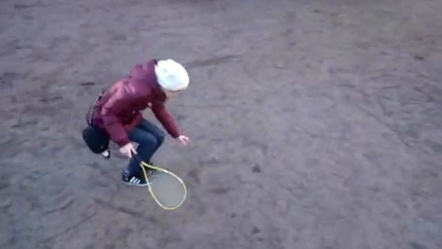 Играем в бадминтон. Часть 1. Летающая ракетка. смотреть онлайн