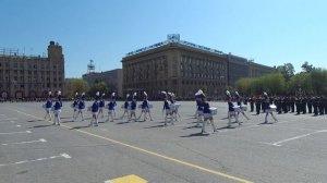 Выступление роты барабанщиц на параде Победы в Волгограде