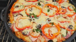 Беру батон и готовлю пиццу без теста в сковороде на мангале