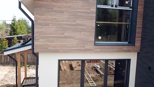 Эффектные перепады в облицовке фасада, подчеркнутые разыми фактурами японских панелей #asahi #kmew