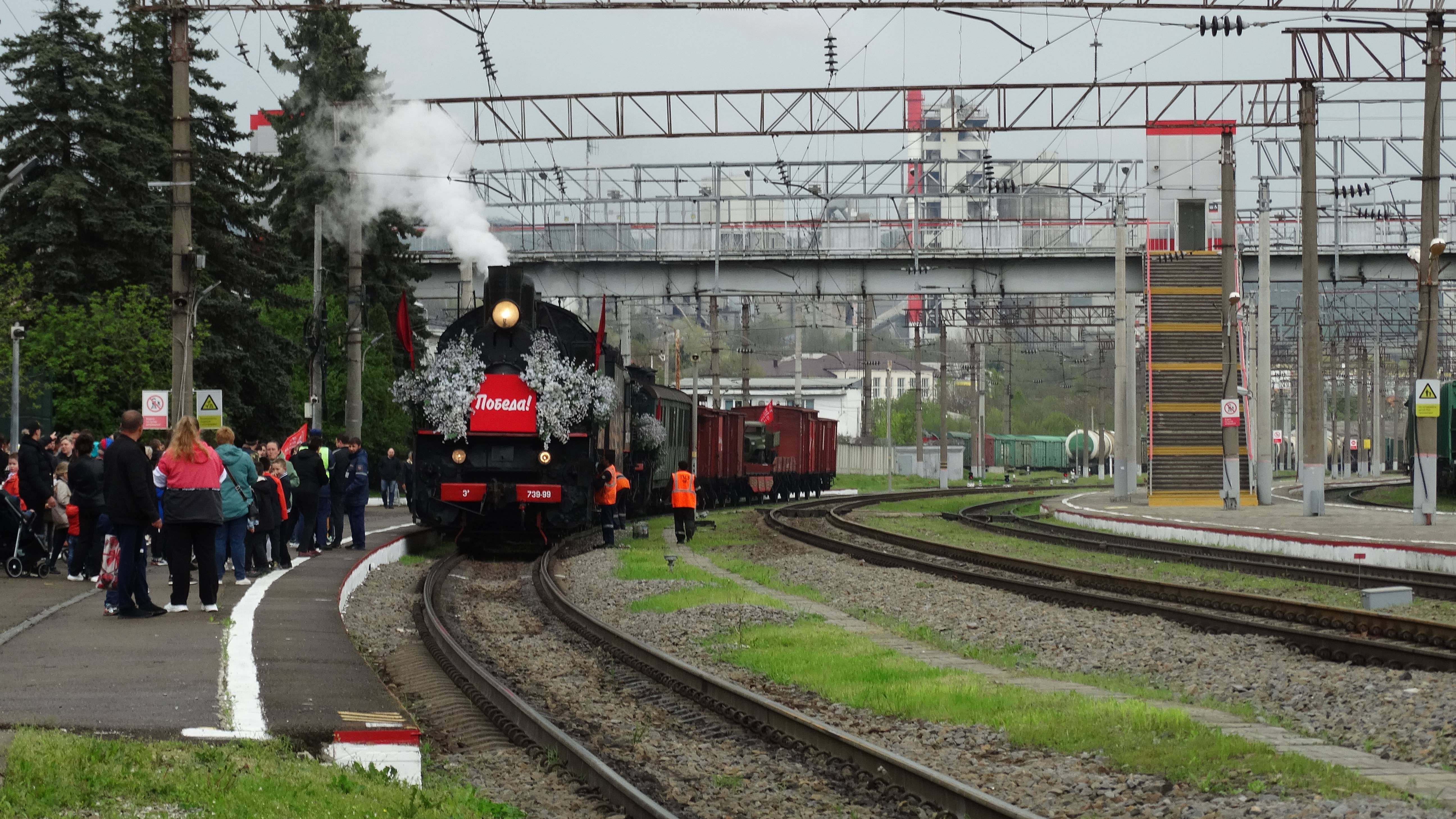 РЕТРО-ПОЕЗД “ПОБЕДА“ c паровозами Эр739-99 и ФД20-2109 смотреть онлайн