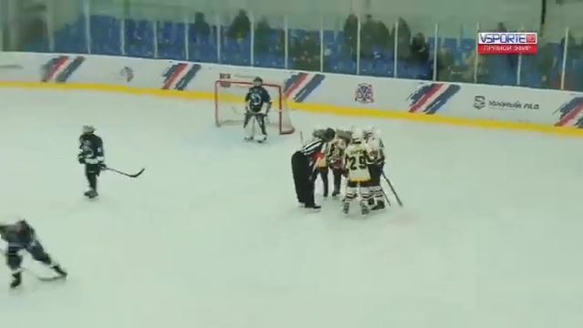 Кирилл Урбонас отличается заброшенной шайбой в игре с ХК "Морские львы". хоккей-индивидуально. ha смотреть онлайн