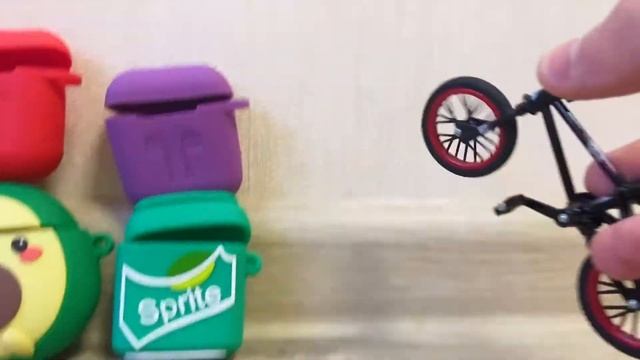Finger BMX and cases for Airpods - Tricks on my fingerbike - Flick Trix смотреть онлайн