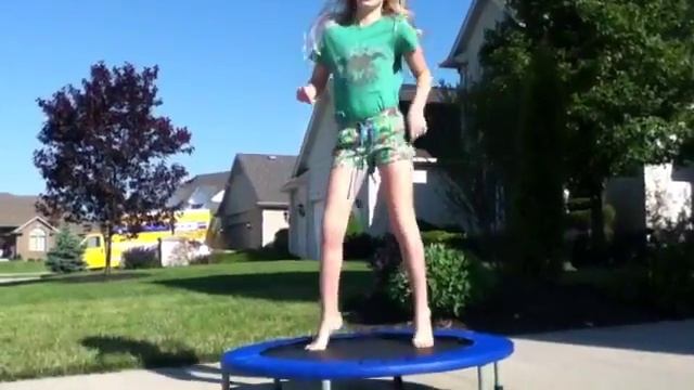 "Jumping On A Trampoline" Fan Video смотреть онлайн