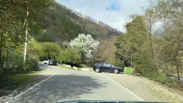 Дорога на Ореховский водопад Сочи. Через район КСМ и Пластунку к водопаду смотреть онлайн