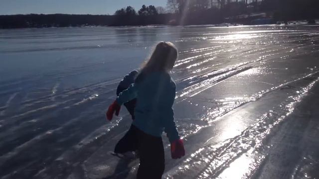 Lauren and Kaitlyn Ice Skating on Lake смотреть онлайн