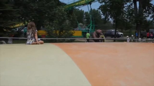 ИМЕНИННИК, КАРУСЕЛИ И ОГРОМНЫЙ БАТУТ / TINKERTOWN смотреть онлайн