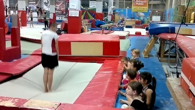 прыгаем на батуте смотреть онлайн