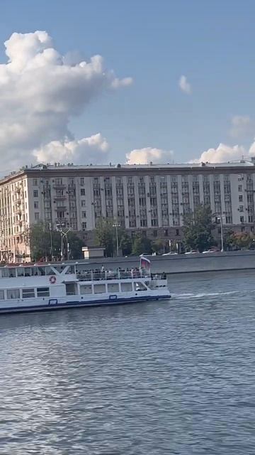 Теплоход «Добрыня» плывёт по Москве-реке.#корабль