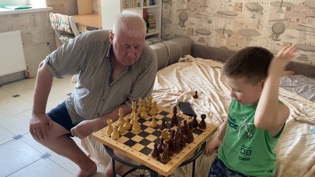 Матвей с дедушкой играет в шахматы. смотреть онлайн