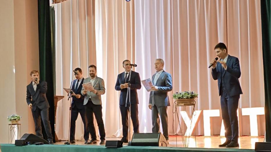 Поздравление женщинам от ректората УГЛТУ