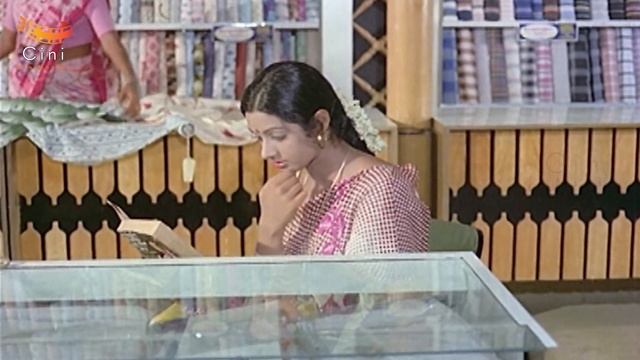 Kamal & Sridevi Romantic Scene -Sigappu Rojakkal | Kamal Haasan | Goundamani | Bhagyaraj