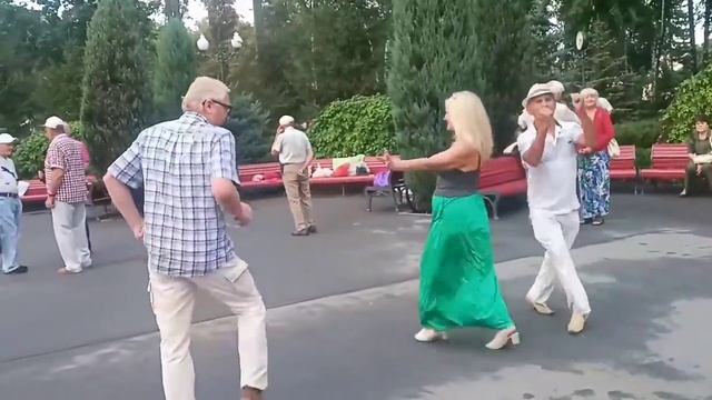 Ой рябинушка рябина раскудрявый мой цветок!!!💃🌹Танцы в парке Горького!!!💃🌹Харьков 2021 смотреть онлайн