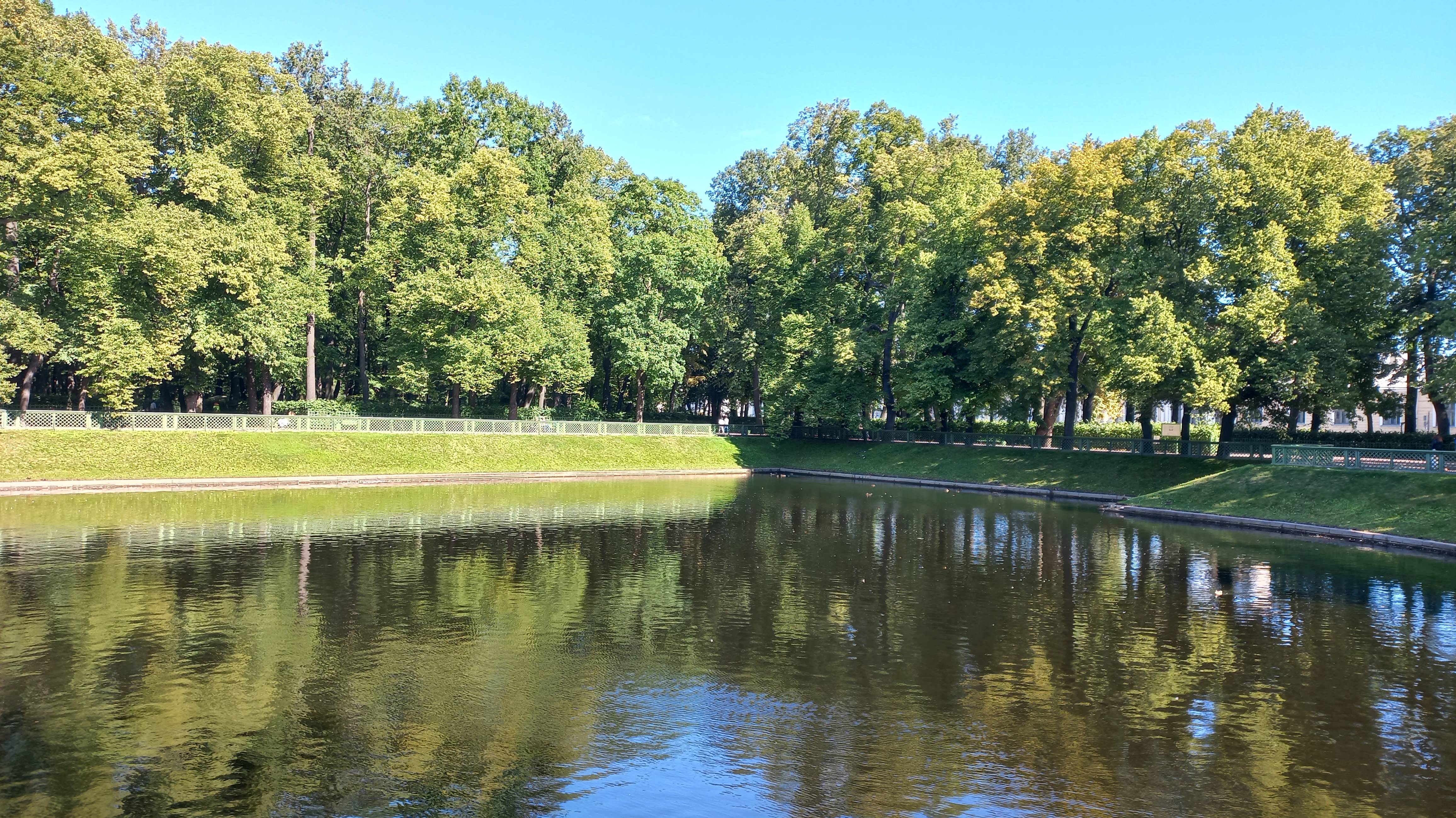 Россия: приятная прогулка по Летнему саду в Санкт-Петербурге смотреть онлайн
