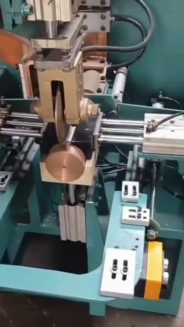 Plain iron sheet is transformed into round shape by modern machine 👌😲👌#shorts смотреть онлайн