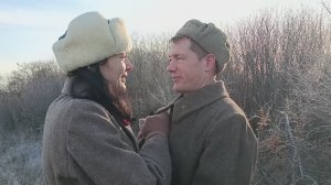 В землянке . Вьётся тесной печурке огонь , на поленьях смола . Про улыбку твои глаза.