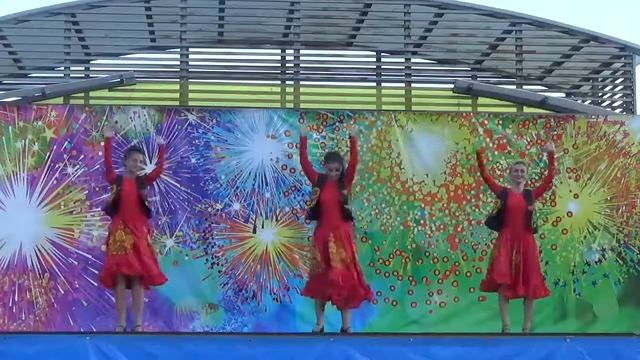 "В роще пел соловушка". Шоу балет "Грация"(г.Тихвин) смотреть онлайн