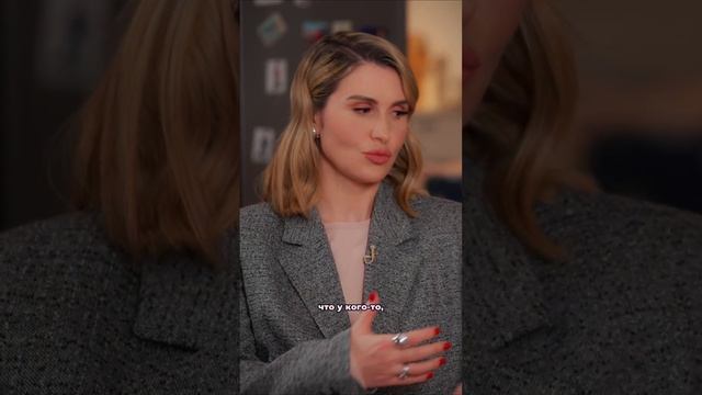 Ксения Новикова о конкуренции между солистками группы «Блестящие» #интервью #shortvideo #shorts смотреть онлайн